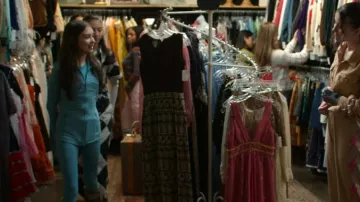 Pantalon taille haute Lululemon Align™ 28 porté par Dakota (Michaela Russell) tel que vu dans It’s Not Like That (S01E07)