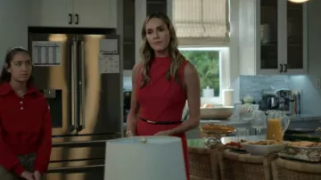Combinaison Corrine Halo noire portée par Lori (Erinn Hayes) comme on le voit dans It’s Not Like That (S01E08)