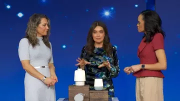 Vestido mini de terciopelo de manga larga Ramy Brook Dexter llevado por Bethany Braun-silva, visto en Good Morning America el 11 de marzo de 2026