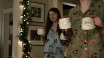 Pyjama Abercrombie Blue Floral porté par Penelope (Cassidy Paul) comme on le voit dans It’s Not Like That (S01E08)
