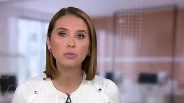 Jersey Boss Famistosa con ribete de botones y ribete llevado por Elizabeth Schulze, visto en Good Morning America el 11 de marzo de 2026