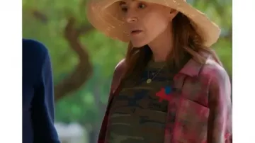 Christa Miller Shrinking S03 Camo T-shirt porté par Liz (Christa Miller) dans Shrinking