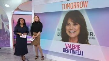 Sandalias de ante Manolo Blahnik Betimusa 70 llevadas por Jenna Bush Hager tal como se ve en Today el 11 de marzo de 2026