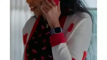 Cardigan du cœur de Jessica Williams de la saison 3 de Shrinking porté par Gaby (Jessica Williams) dans Shrinking