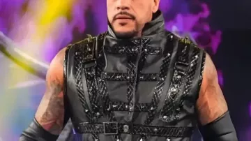Damian Priest SmackDown Abrigo Negro 2026