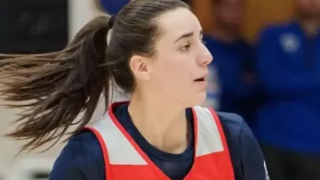 Caitlin Clark Equipo Femenino de Baloncesto de Estados Unidos Camiseta de Caitlin Clark en Caitlin Clark ¡DEBUTA con USA! 17 PTS y 12 AST vs Senegal ????