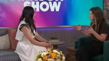 Vestido de traje Sacai que lleva Yerin Ha visto en The Kelly Clarkson Show el 27 de febrero de 2026