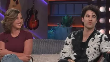Jersey de La Morra Cardigan de John Varvatos llevado por Darren Criss, visto en The Kelly Clarkson Show el 2 de marzo de 2026