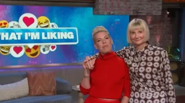 Chemise en soie à imprimé floral Sandro portée par Kerri Kenney-Silver, vue dans The Kelly Clarkson Show le 9 mars 2026