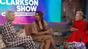 Pantalon flottant à imprimé floral Sandro porté par Kerri Kenney-Silver tel que vu lors du Kelly Clarkson Show le 9 mars 2026