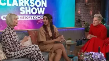 Vestido de cuero bordado por Epuzer llevado por Priyanka Chopra visto en The Kelly Clarkson Show el 9 de marzo de 2026