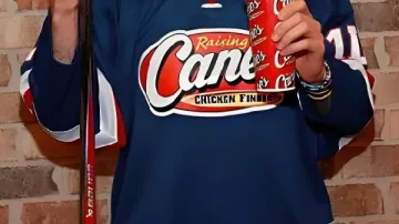 Sudadera que lleva Jack Hughes en el episodio 32: Last Laf, New Hughes, Barzal Buries | Pódcast de hockey Tri-State