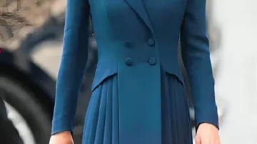 Vestido de abrigo que lleva Catherine, duquesa de Cambridge, en LLEGADAS COMPLETAS: La familia real británica llega a la Abadía de Westminster para el servicio del Día de la Commonwealth | AC1G