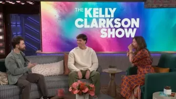Vestido de sarga de seda tartán morado Lisou Lori llevado por Kelly Clarkson, visto en The Kelly Clarkson Show el 10 de marzo de 2026
