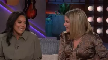 Camiseta de seda de mezcla con escote y escote con corbata de Veronica Beard llevada por Jenna Bush Hager, vista en The Kelly Clarkson Show el 11 de marzo de 2026