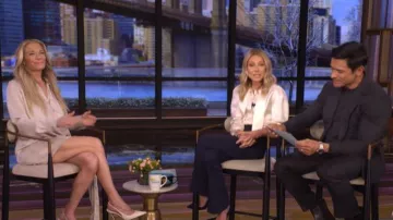 Blusa de cuello Lavallière de Saint Laurent llevada por Kelly Ripa vista en LIVE with Kelly and Mark el 27 de febrero de 2026