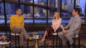 Gabriela Hearst Jersey de punto Lawrence llevado por Wagner Moura visto en DIRECTO con Kelly y Mark el 2 de marzo de 2026