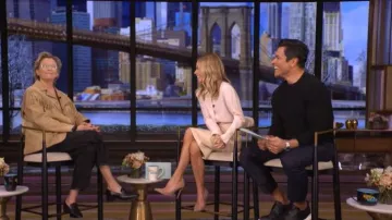 Chaqueta de ante con flecos de Ralph Lauren Ryland llevada por Annette Bening vista en DIRECTO con Kelly y Mark el 4 de marzo de 2026
