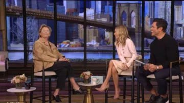 Numi La blusa de Simone que lleva Kelly Ripa, vista en DIRECTO con Kelly y Mark el 4 de marzo de 2026