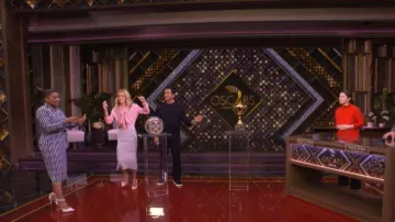 Vestido cruzado sintético de manga larga y cintura corbata Calvin Klein llevado por Deja Vu, visto en LIVE with Kelly and Mark el 9 de marzo de 2026