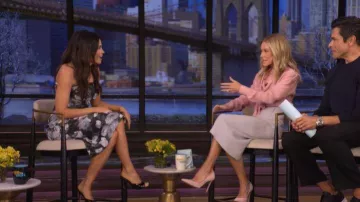 Vestido de malla Stella McCartney Bunch Of Roses llevado por Jenna Dewan, visto en DIRECTO con Kelly y Mark el 9 de marzo de 2026
