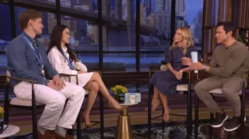 Camisa Mini de Manga Larga de Manga Larga de Ralph Lauren llevada por Madison Chock vista en LIVE with Kelly and Mark el 11 de marzo de 2026