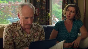 Minivestido ajustado con corbata Adivina Naleny llevado por Florence (Miriam Silverman) tal y como se ve en Vladimir (S01E01)