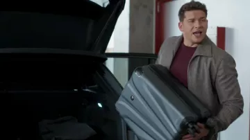 Veste Suitsupply Bomber portée par Evan Buckley (Oliver Stark) telle que vue dans 9-1-1 (S09E12)