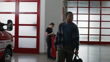 Cárdigan AllSaints Halley Ombré Stripe de Lana con cuello redondo y cremallera con cremallera llevado por Harry Grant (Elijah M. Coope) visto en 9-1-1 (S09E12)