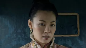 Pendientes de aro de Esther Esmeralda y Perla que lleva la Princesa Gulun Shou'an (Zine Tseng) en Young Sherlock (S01E01)