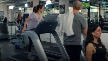 Zapatillas New Balance Grey 2002 usadas por M (Rachel Weisz) vistas en Vladimir (S01E02)