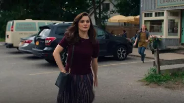 Pull à manches courtes Rag & Bone Burgundy porté par M (Rachel Weisz) tel que vu dans Vladimir (S01E02)
