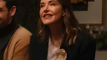 Shrinking S03 Christa Miller Black Blazer utilisé par Liz (Christa Miller) tel que vu dans Shrinking