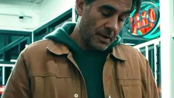 Chaqueta marrón Bobby Cannavale Scarpetta 2026 llevada por Pete Marino (Bobby Cannavale) vista en Scarpetta (S01E08)