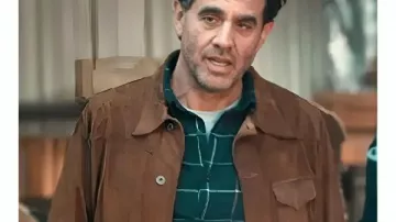 Chaqueta de ante marrón Bobby Cannavale Scarpetta 2026 llevada por Pete Marino (Bobby Cannavale) tal como se ve en Scarpetta