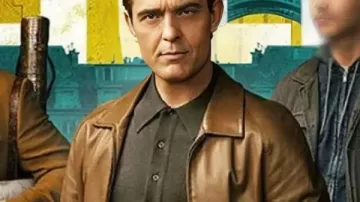 Berlin S02 Veste en cuir marron Pedro Alonso portée par Andrés 'Berlín' de Fonollosa (Pedro Alonso) telle que vue à Berlin (S01E08)