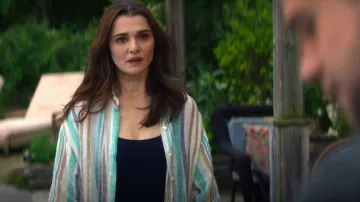 Chemise de petit ami en lin Playa Vitamin A portée par M (Rachel Weisz) telle que vue dans Vladimir (S01E03)