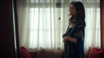 Peuple libre : Plumeau de kimono rayé bleu. porté par M (Rachel Weisz) tel que vu dans Vladimir (S01E03)