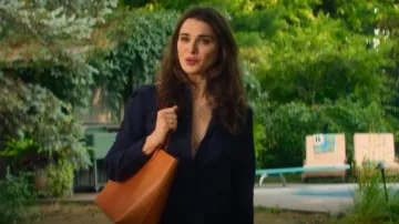 Sac fourre-tout en cuir marron Mansur Gavriel porté par M (Rachel Weisz) tel que vu dans Vladimir (S01E04)