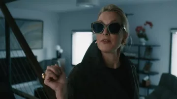 Lunettes de soleil géométriques surdimensionnées en C sculpté Coach Maxi portées par Winnie Crawford (Henny Russell) telles que vues dans Elsbeth (S03E12)