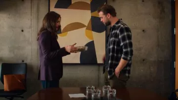 Chemise Aiden Chemise classique à manches longues boutonnée portée par Vladimir (Leo Woodall) telle que vue dans Vladimir (S01E05)