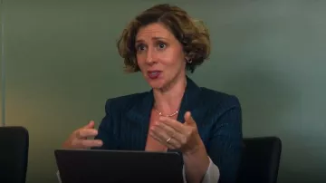 Chaqueta de lino a rayas de Veronica Beard llevada por Florence (Miriam Silverman) como se ve en Vladimir (S01E05)