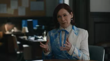 La veste en soie Fold London Knighton portée par Elsbeth Tascioni (Carrie Preston) telle que vue dans Elsbeth (S03E12)