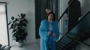 Abrigo sintético sobredimensionado azul de Amberes usado por Elsbeth Tascioni (Carrie Preston) tal como se ve en Elsbeth (S03E12)