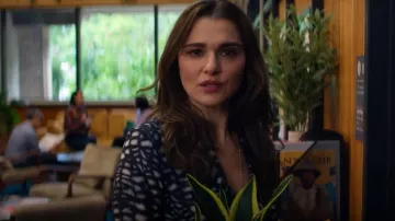 Blusa negra de estampado Dries Van Noten usada por M (Rachel Weisz) como se ve en Vladimir (S01E05)