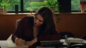 Blusa transparente H&M llevada por M (Rachel Weisz) como se ve en Vladimir (S01E05)