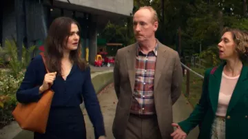 Chemise en soie bleu marine du Club Monaco portée par M (Rachel Weisz) telle que vue dans Vladimir (S01E06)