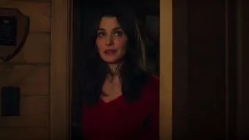 Pull brossé en V rouge en lyssilk porté par M (Rachel Weisz) tel que vu dans Vladimir (S01E08)
