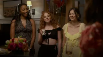 Bella Venice Le haut rose porté par Summer (Rachel Stubington) tel que vu dans Shrinking (S03E07)