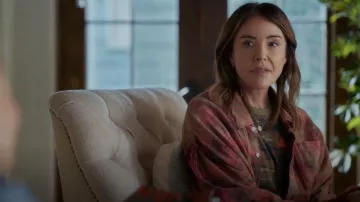 T-shirt à cou tombant déchiqueté R13 porté par Liz (Christa Miller) tel que vu dans Shrinking (S03E07)